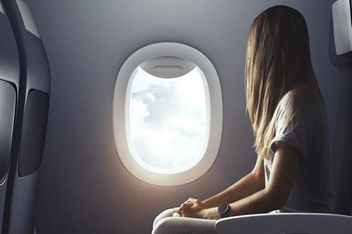 Vì sao phải kéo màn cửa sổ khi máy bay cất cánh và hạ cánh?
