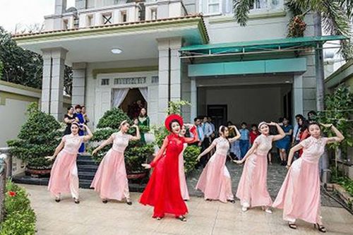 Cô dâu cùng dàn bê tráp xinh đẹp nổi rần rần sau một đêm