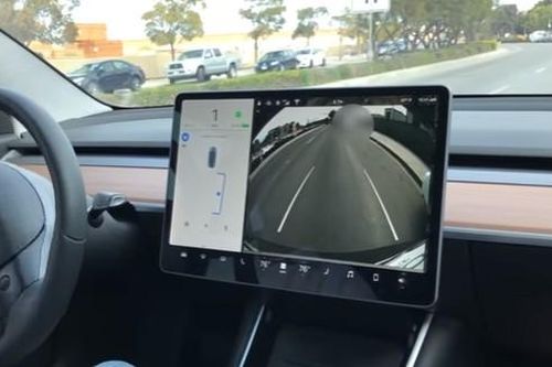 Tesla Model 3 trình diễn công nghệ tự đỗ song song