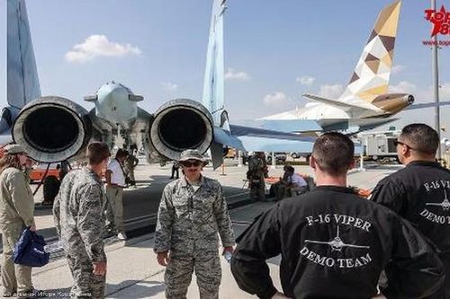 Phi công Mỹ 'ngẩn ngơ' ngắm Su-35 của Nga