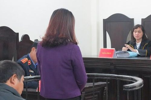 Rút giày cao gót đánh hàng xóm, lĩnh án 6 tháng tù treo
