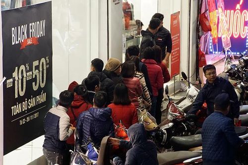 Chen chân giữa đêm lạnh săn hàng giảm giá Black Friday