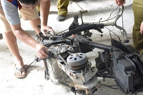 'Đột kích' kho hàng lậu núp bóng bãi xe