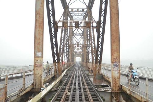 Phát hiện vật thể nghi bom ở gần trụ cầu Long Biên