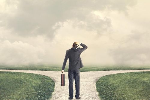 Sếp ngân hàng, chức danh ngoài ngân hàng và sự lựa chọn