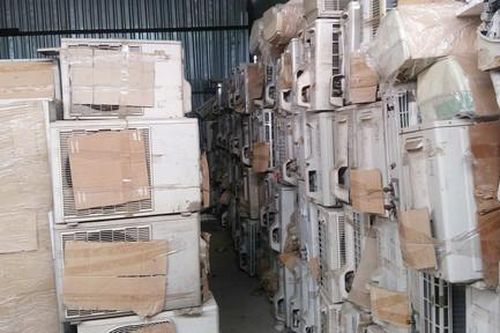 Kho hàng cấm nhập khẩu 'khủng' trong bãi giữ xe ở TP.HCM
