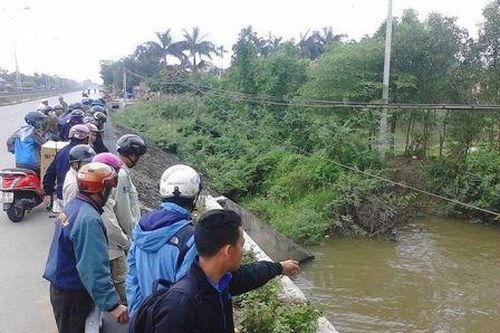 Thi thể người đàn ông nằm dưới mương nước sâu 1 m