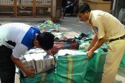 Cải tạo thùng xe giấu 21.000 bao thuốc lá lậu