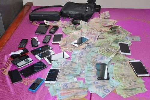 Phá 4 lớp cửa trong ngôi nhà 3 tầng, đánh úp sới bạc trăm triệu