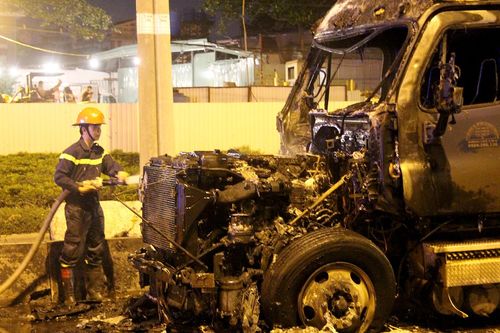 Tài xế bung cửa thoát khỏi xe đầu kéo cháy ngùn ngụt trên xa lộ Hà Nội