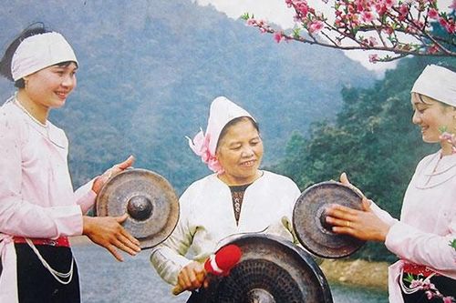 Truyền dạy văn hóa cồng chiêng xứ Mường