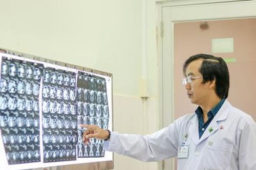 Hy hữu xương cá đâm thủng... ruột thừa