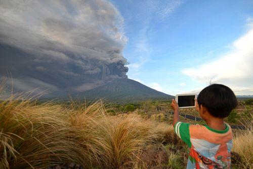Núi lửa Bali nhả khói cao 4 km, 100.000 người phải di tản