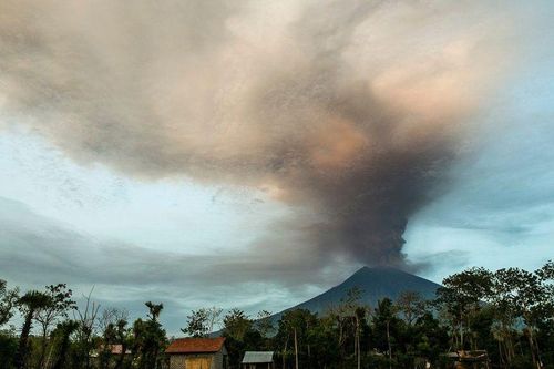 Núi lửa Agung ở Indonesia phun trào trở lại