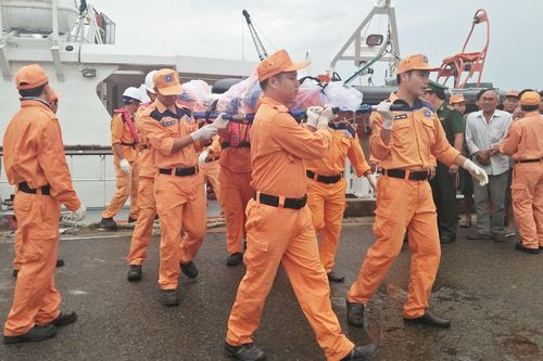 Đưa 2 thi thể thuyền viên tàu cá Bình Định vào bờ