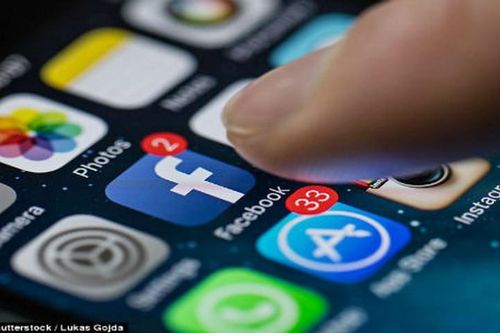 Đây là lý do bạn vẫn vào Facebook của người yêu cũ