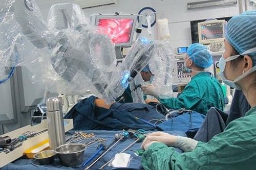 Nội soi cắt phổi, nâng xương ức cho bệnh nhi mắc bệnh hiếm