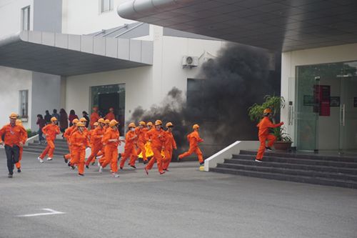 Diễn tập cứu nạn chữa cháy phối hợp nhiều lực lượng tại khu công nghiệp Phú Nghĩa