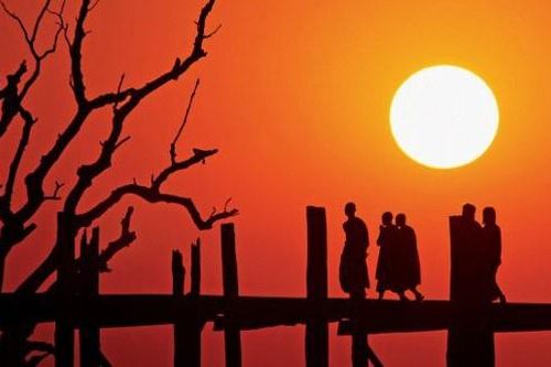 Ngắm hoàng hôn trên cầu gỗ dài nhất thế giới