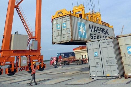 Cú xuất siêu 'ngược dòng' ngoạn mục