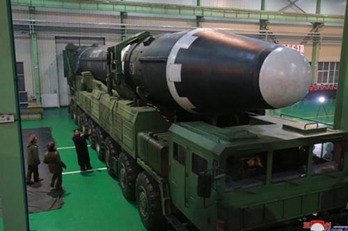 Triều Tiên công bố hình ảnh tên lửa Hwasong-15