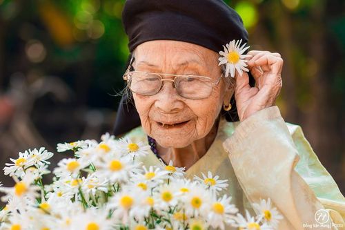 Nao lòng với bộ ảnh 'Ngoại và cúc họa mi'
