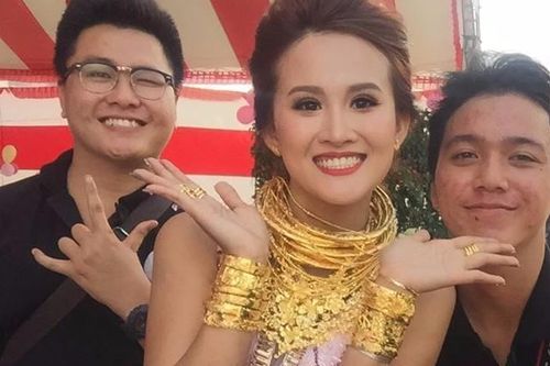 Cô dâu Đồng Nai đeo vàng kín cổ, mời ca sĩ Cẩm Ly hát trong đám cưới