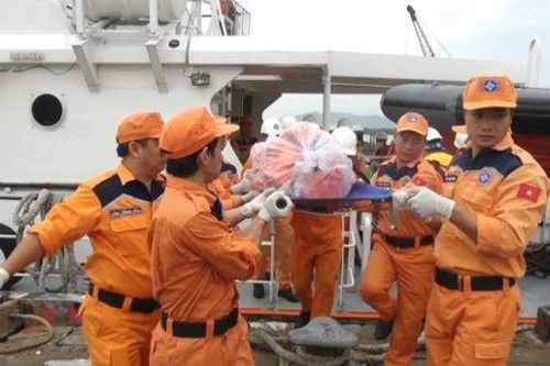 Nỗ lực cứu tàu cá gặp nạn do ảnh hưởng của gió mùa
