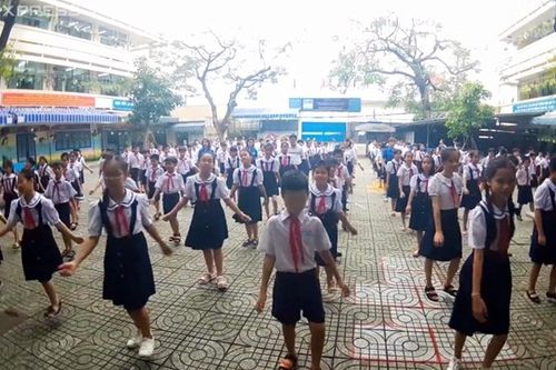 Học sinh nhảy Cha cha cha thay thể dục giữa giờ cực dễ thương