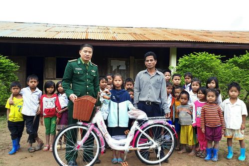Báo Giáo dục và Thời đại tặng xe đạp cho học sinh trường TH La Lay A Sói