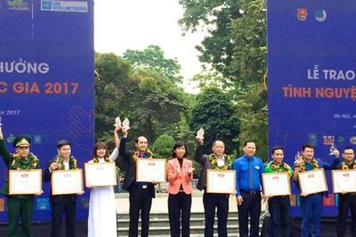 CLB Hỗ trợ bệnh nhân nghèo ĐH Y khoa Vinh nhận giải thưởng tình nguyện quốc gia