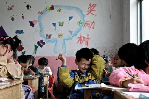 Cha mẹ nghèo lên thành phố làm thuê, con ở quê đối mặt nạn bạo hành