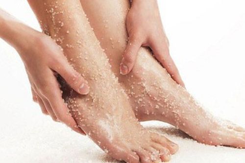 Cách trị khô, nứt gót chân hiệu quả trong mùa lạnh