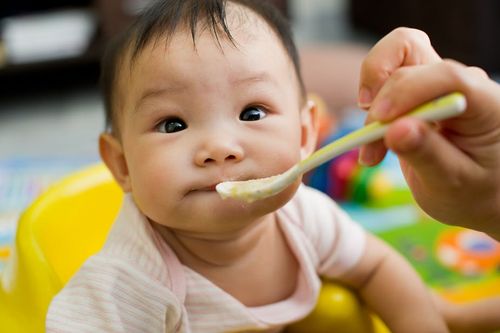 Những sai lầm của mẹ khi cho con ăn dặm khiến bé 'ăn mãi vẫn còi'