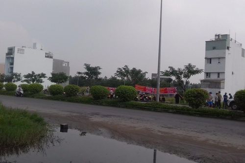 Sư cô căng băng rôn 'đòi tiền', 'đòi đất'