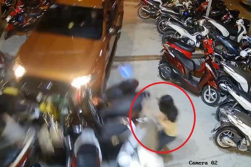 Clip: Ôtô lao vào phòng tập gym, cô gái thoát chết trong gang tấc