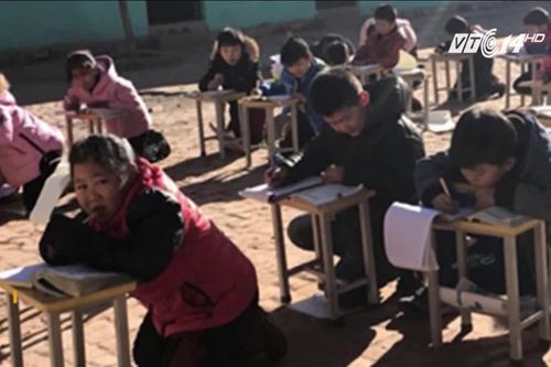 Rét 0°C, trường học Trung Quốc bắt học sinh quỳ học ngoài trời
