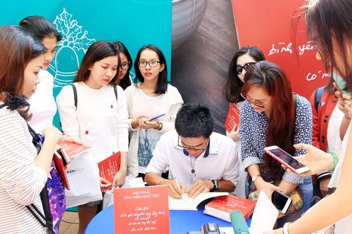 'Hiện tượng thơ' Nguyễn Phong Việt ra mắt tập thơ 'Sao phải đau đến như vậy'