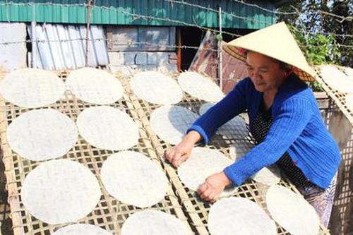 Bánh đa sắn của quê nghèo hút khách thập phương