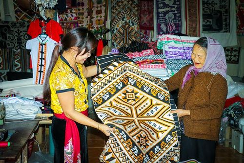 Làm giàu từ dệt thổ cẩm