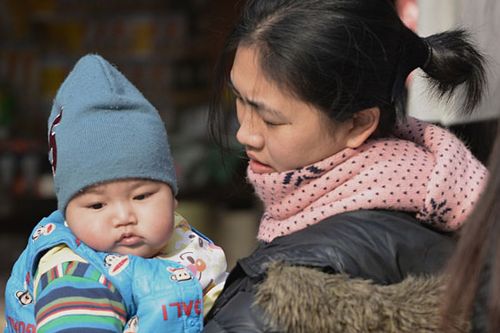 Nữ nhân viên vừa nhận việc vài giờ đã bắt cóc con chủ nhà, khi biết nguyên nhân ai cũng bàng hoàng
