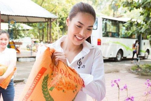 Lan Khuê giản dị, tự tay vác từng bao gạo khi đi từ thiện