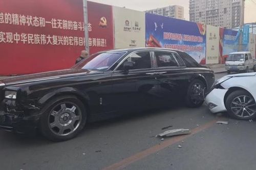 Bị đâm móp đầu xe, chủ xe Rolls-Royce dọa tài xế Hyundai 'bán nhà đi'