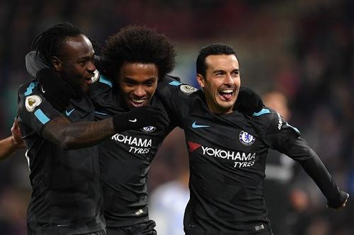 Chelsea san bằng điểm với MU nhờ 3 sai lầm của Huddersfield