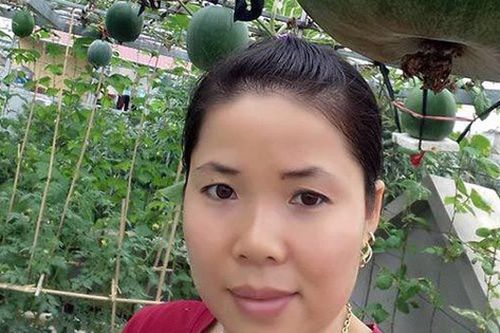 Mẹ đảm 8x bày cách trồng bí dưa hấu tròn lẳn trong thùng xốp nặng 'sập giàn'