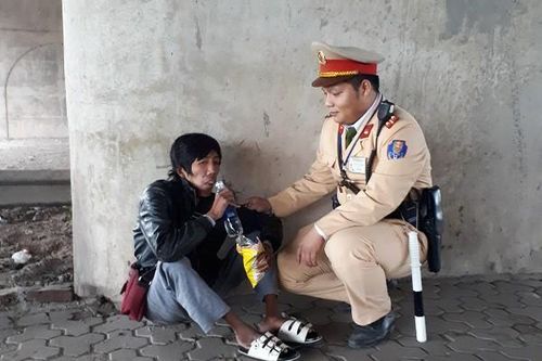 Nam thanh niên tàn tật ngất xỉu giữa đường, được CSGT giúp đỡ