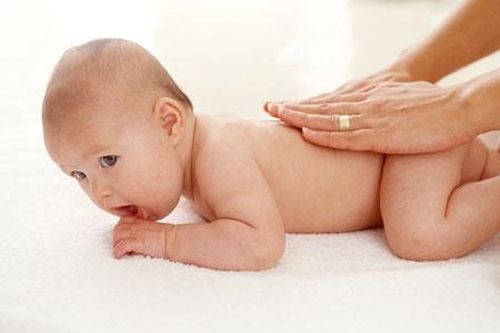 Cách chăm sóc làn da mỏng manh của trẻ sơ sinh trong mùa đông