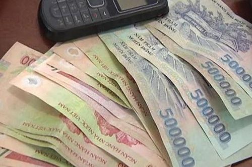 Bắt quả tang trung úy công an nhận 50 triệu đồng của tài xế