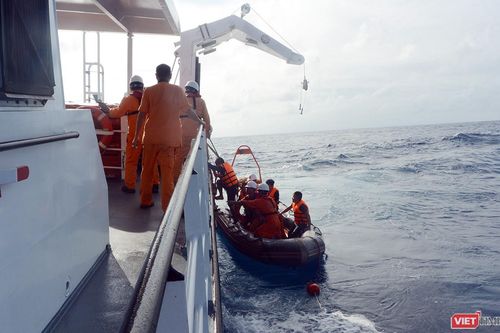 Cứu nạn thành công 7 ngư dân trên tàu cá bị chìm trên biển
