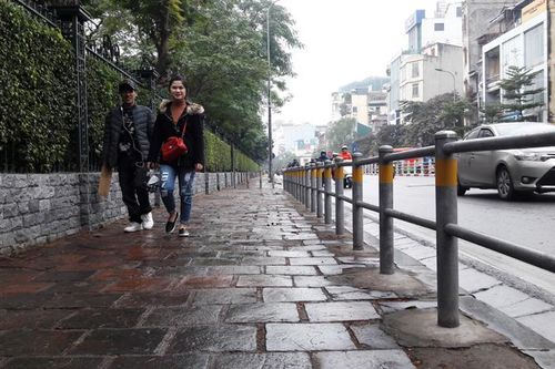 Lắp barie ngăn xe máy lên vỉa hè Hà Nội: Cần nhưng tính kỹ khi nhân rộng